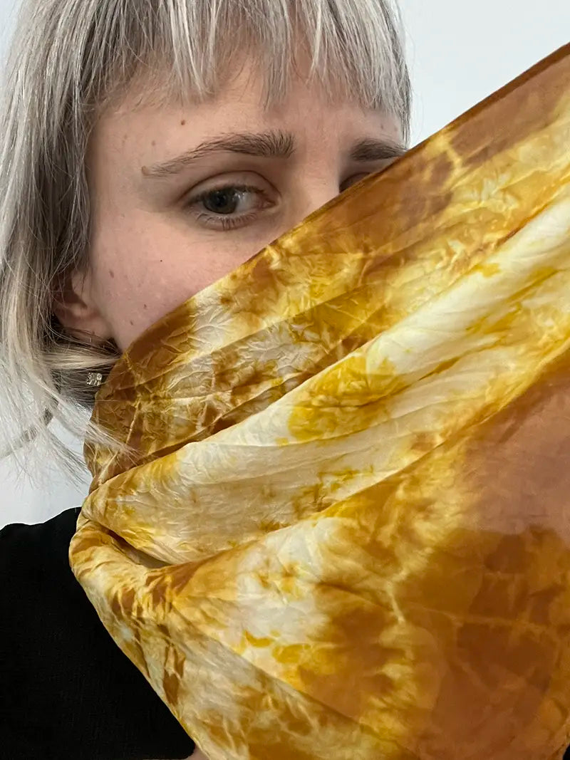 Bianca créatrice de Green Boucan formée à la teinture végétale chez Couleur Garance avec Lise Camoin