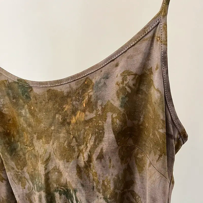 Détail robe upcyclée écoprint oignon teinture naturelle