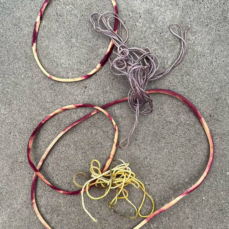 Elastiques et ficelles teintes après shibori tie and dye