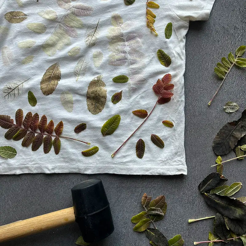 Polo tatakizomé empreintes feuilles teinture végétale