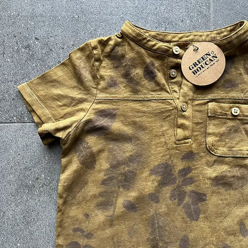 Polo upcycling teinture oignon kaki et tataki zomé plantes