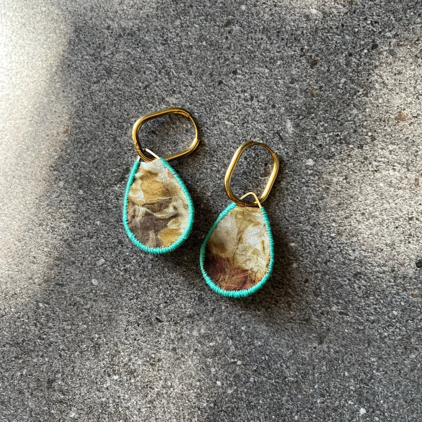 Boucles d’oreilles upcycling soie teinture végétale broderie main