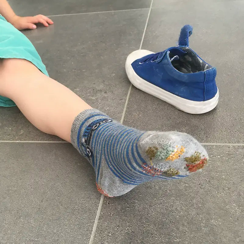 chaussette trouée reprisée enfant